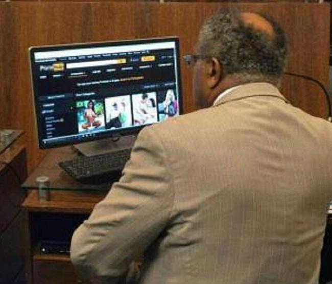 Vereador do PT estaria acessando um site pornô na Câmara! Será verdade? (foto: Reprodução/Facebook)