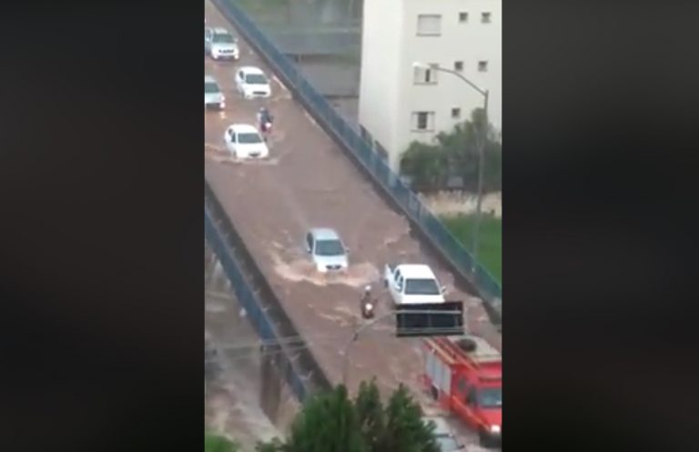 O vídeo que mostra um viaduto totalmente alagado foi filmado no Brasil?
