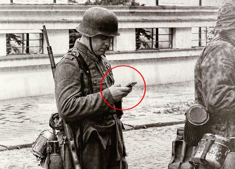 Foto mostra um soldado alemão da Segunda Guerra Mundial segurando um celular?
