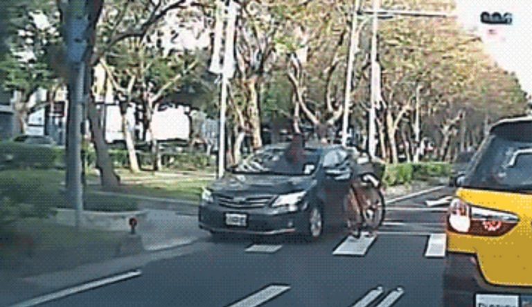 Vídeo de acidente envolvendo uma bicicleta e um carro é verdadeiro ou falso?