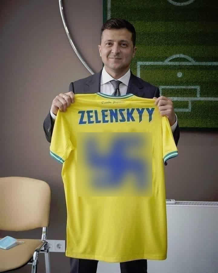 Volodymyr Zelensky, presidente da Ucrânia, posou com uma camiseta nazista?