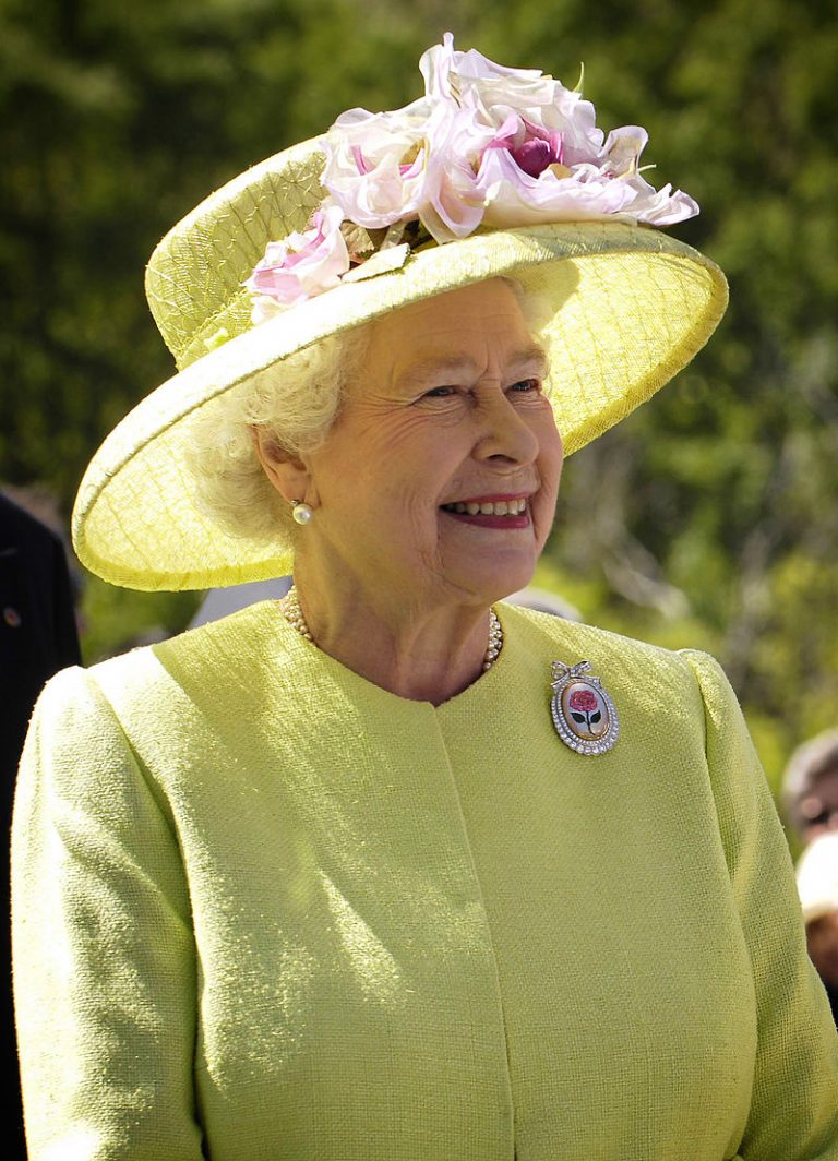 A rainha Elizabeth posou de biquíni na praia?